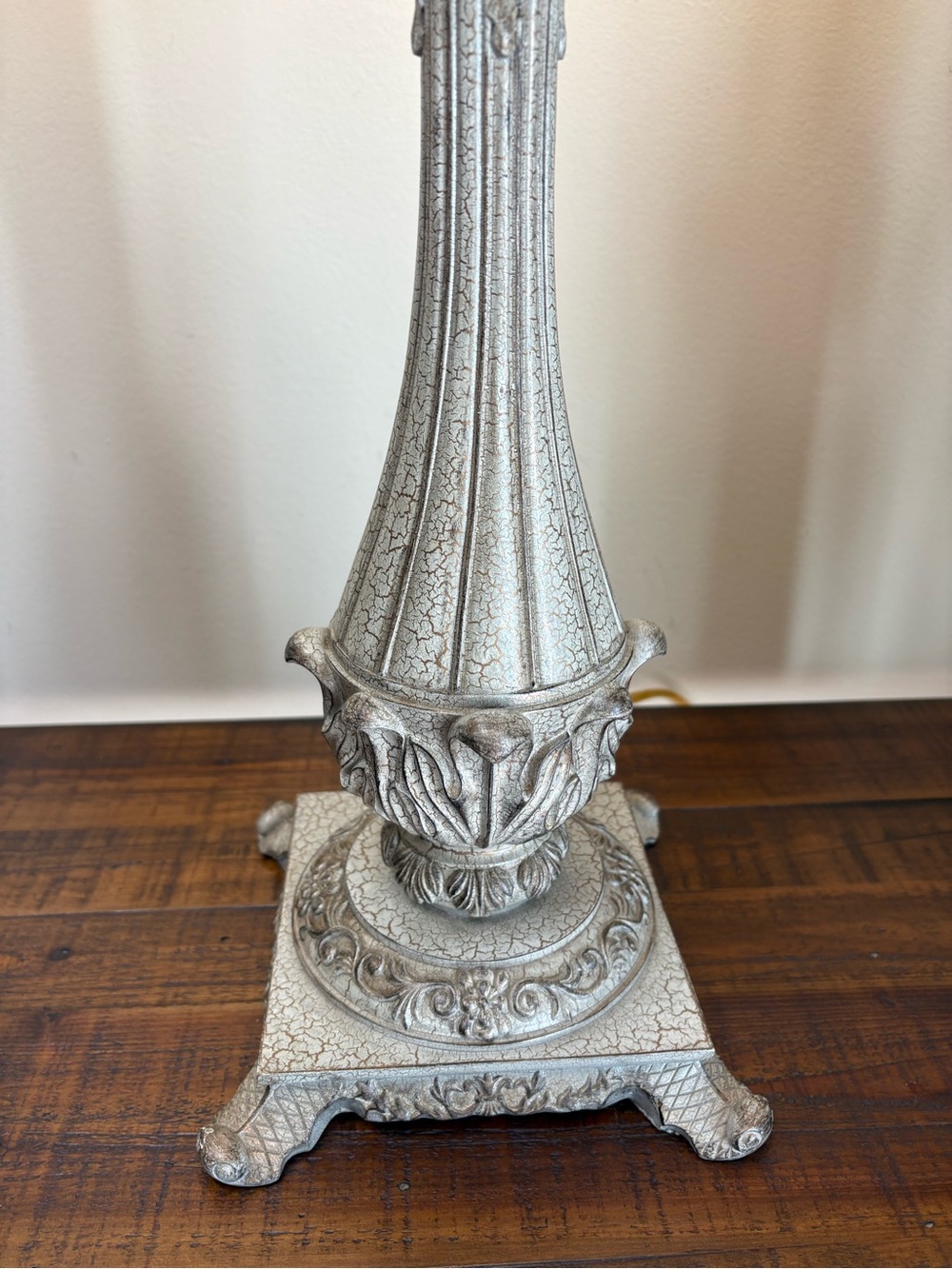 🔥🔥🔥Vintage Table Lamp Featuring Ornate, Distressed Base - Picture 4 of 11